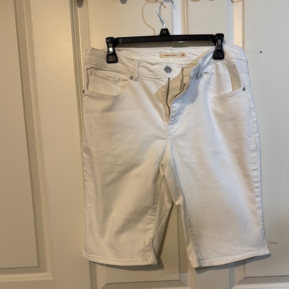 Levi's Cream Bermuda Shorts - Picture 1 of 6